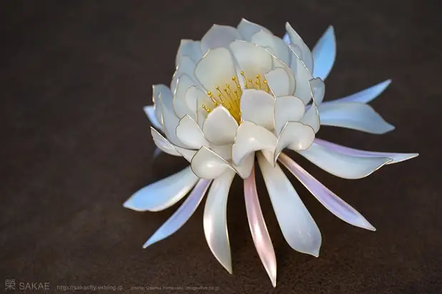 Hairpid realizat sub forma unei flori.