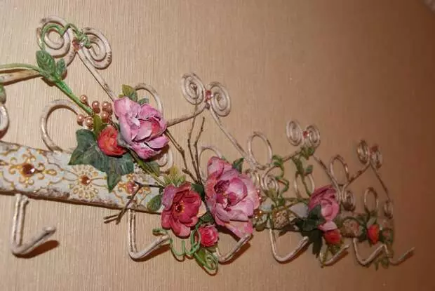 Decorare il gancio con fiori da bottiglie di plastica