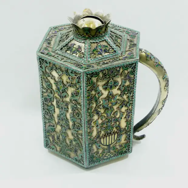 Rusia Silver ma enamel. O le DICVary Deshees XIX senituri.