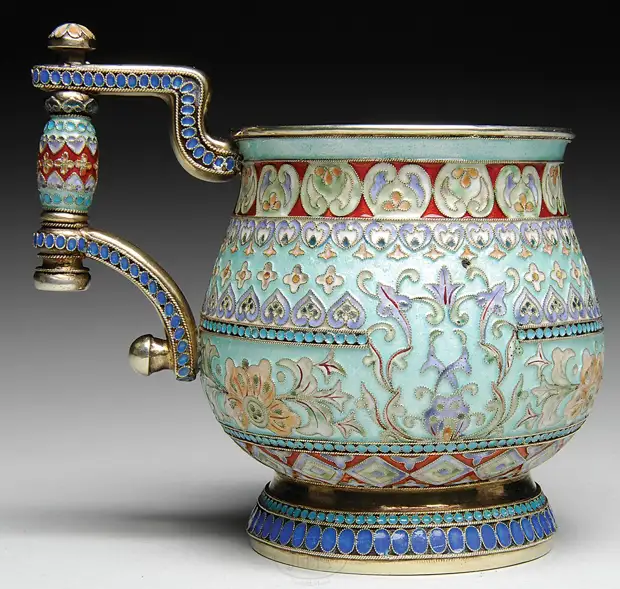 Perak Rusia dan enamel. Hidangan Actvary XIX Century.