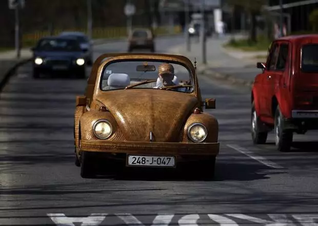 Pensionista da Bósnia momir bozhik (momir bojic) e seu Volkswagen de madeira