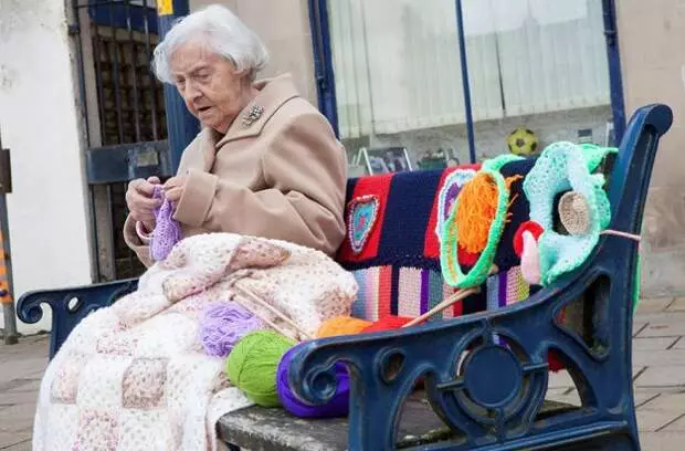 La vecchia, che già 104 anni decora le cose a maglia cittadina