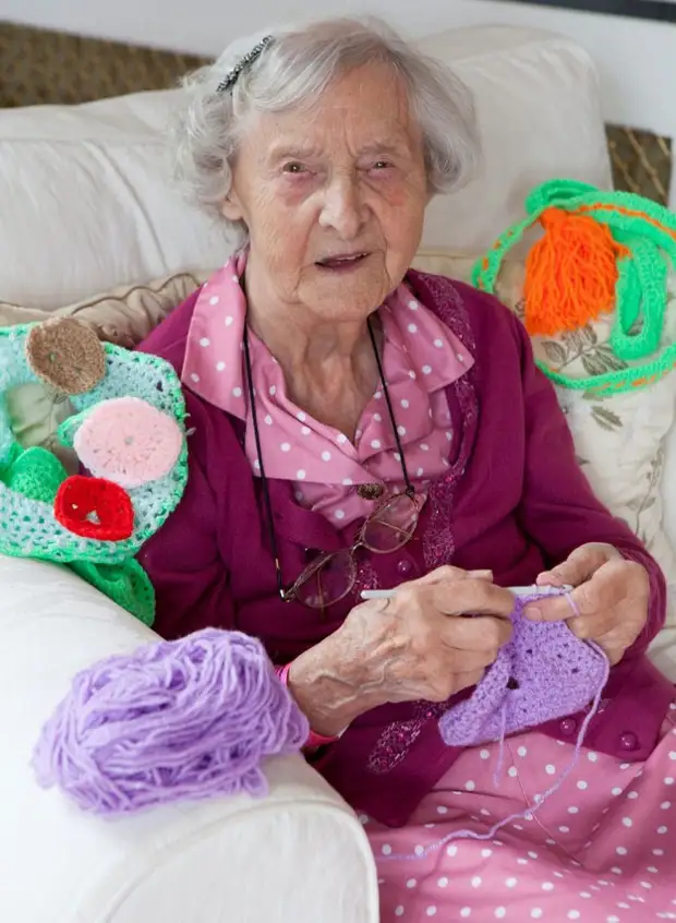 दादी-यार्न-बम-यूके-सटर-स्टॉर्मर्स-बुनाई -104 वर्षीय-ग्रेस-ब्रेट -1