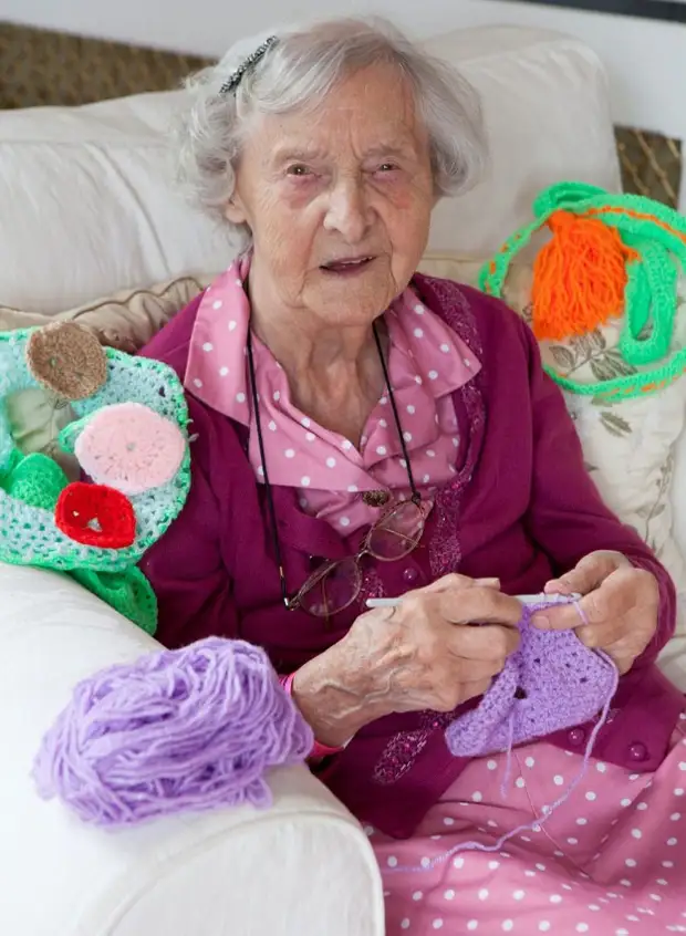 Abuela-Hilado-Bomba-Bomba UK-Souter-Stormers-Knitting-104-Año-Old-Grace-Brett-1