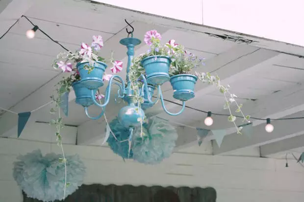 Cosa non verrà inventato questi amanti dei fiori! Stand originale per vasi dal lampadario