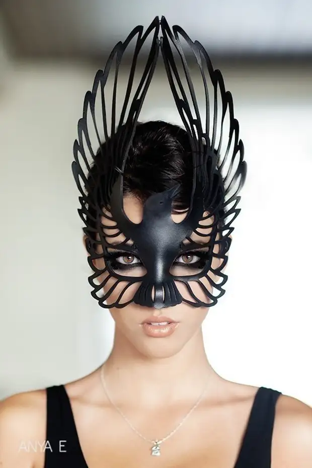 美しい革のマスクと装飾