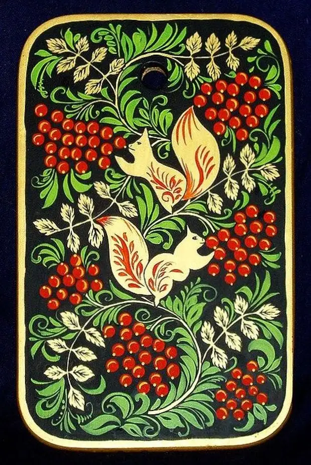 Une planche à découper en bois avec peinture de Khokhlome folklorique de la Russie. Un motif avec des écureuils mangeant des baies de Rowan. #Russien #folk #pagne #Russie
