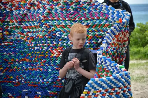 Creëer een kunstobject van puin: Paviljoen gemaakt van plastic caps verzameld op het strand