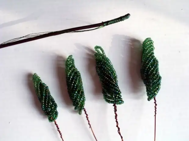 Assembling gladiolus from beads