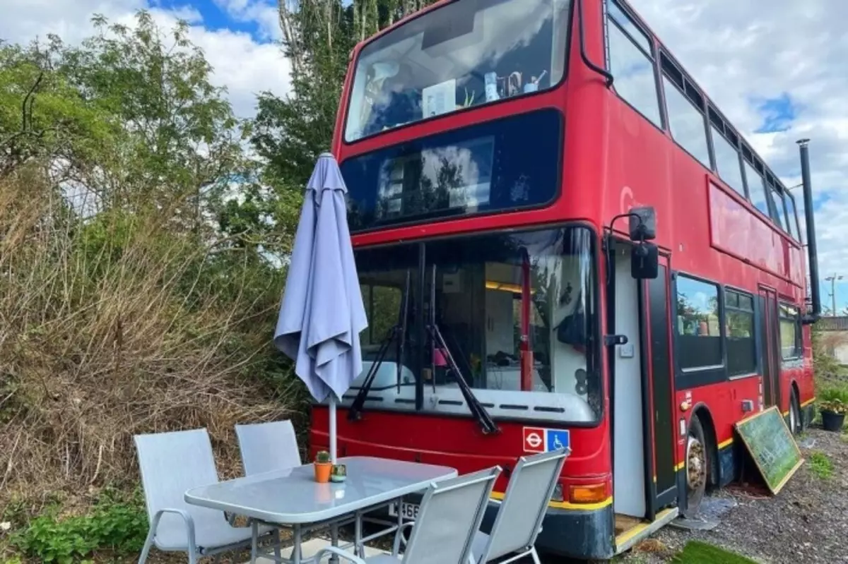 Een bus met twee verdiepingen inspireerde Britse minnaars om een ​​huis van zijn dromen te creëren.