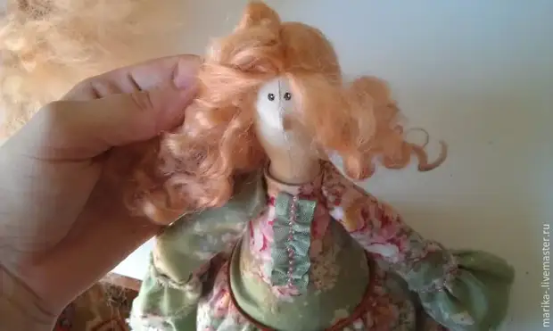 Робимо зачіску для ляльки з овечої вовни