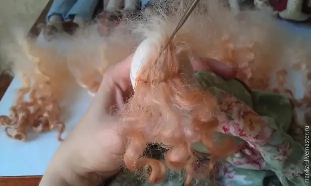 Робимо зачіску для ляльки з овечої вовни