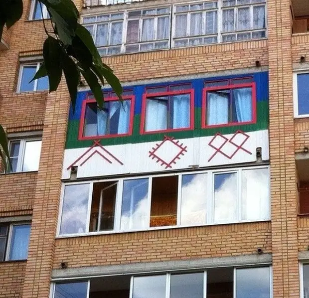 16. Nie lui en het 'n balkon in die styl van die Noord-Folklore geknip nie. PECHELOR BALCONY, ONTWERP, KREATIEWE