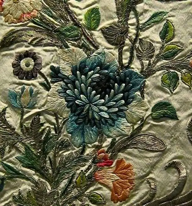 Upea kirjonta, lempeä pitsi, silkki nauhat: kauniit yksityiskohdat antiikki mekkoja