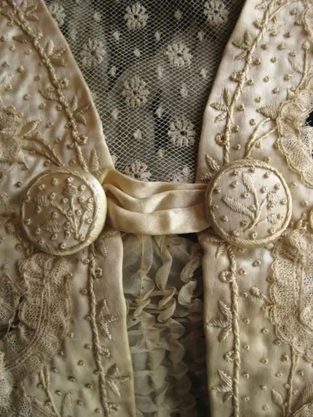 Upea kirjonta, lempeä pitsi, silkki nauhat: kauniit yksityiskohdat antiikki mekkoja