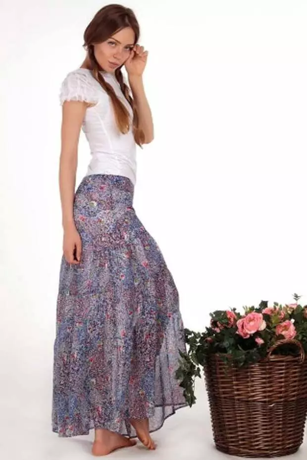 Summer skirts at blusang may simpleng mga pattern