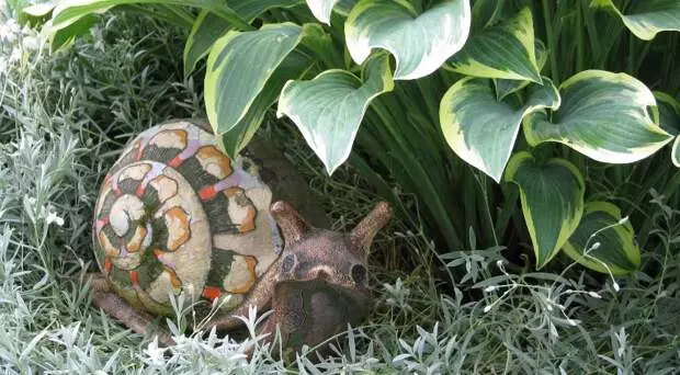 Tuinsculpturen gemaakt van beton met hun eigen handen