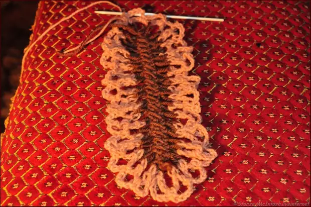 The first motifs of knitting on the fork