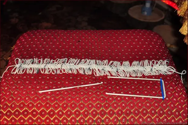 The first motifs of knitting on the fork