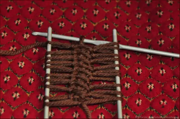 The first motifs of knitting on the fork