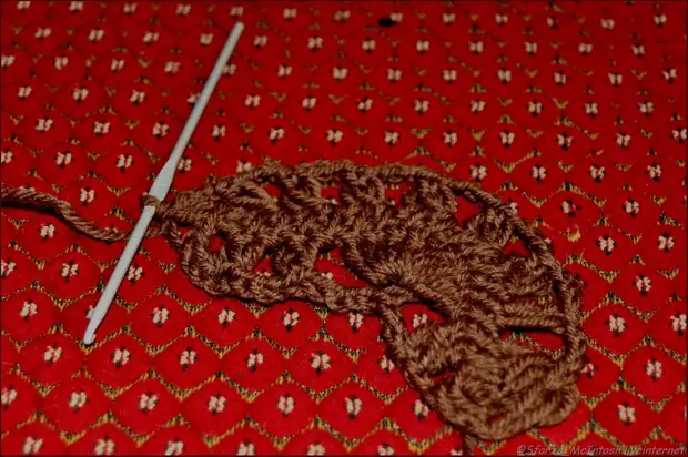 The first motifs of knitting on the fork