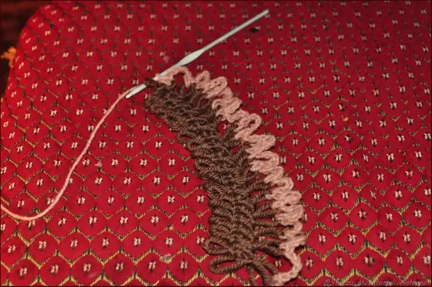 The first motifs of knitting on the fork