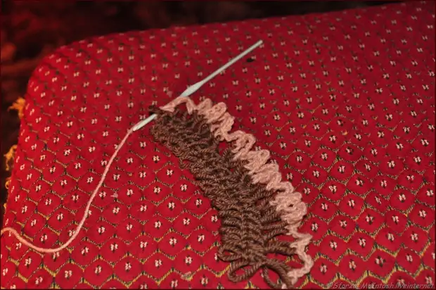 The first motifs of knitting on the fork