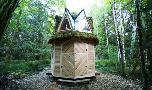 Ameerika kunstnik kehastab laste unistust ja ehitas metsas vapustava maja