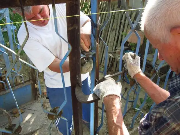 скріплюємо стінки забору