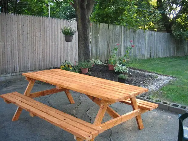 Stôl s piknikovým lavičkami