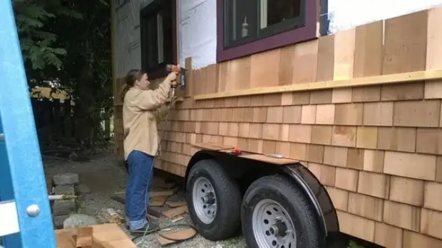 女性だけが車輪の上に家を建てて、文字通り