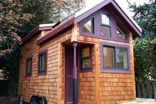 Uma mulher sozinha construiu uma casa sobre rodas, começando literalmente do zero