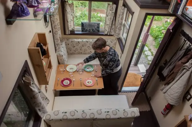 Uma mulher sozinha construiu uma casa sobre rodas, começando literalmente do zero