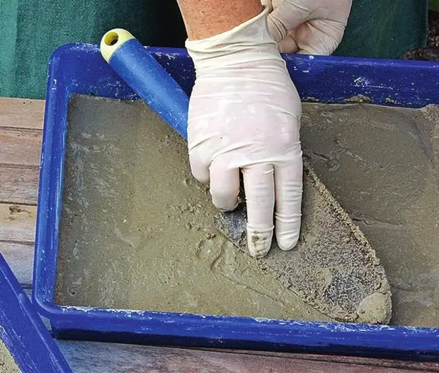 To make stepper slabs you will need a cement solution. Sand-cement mixture to be water and fill it with a bending layer with a thickness of about 5 cm. Rang the surface