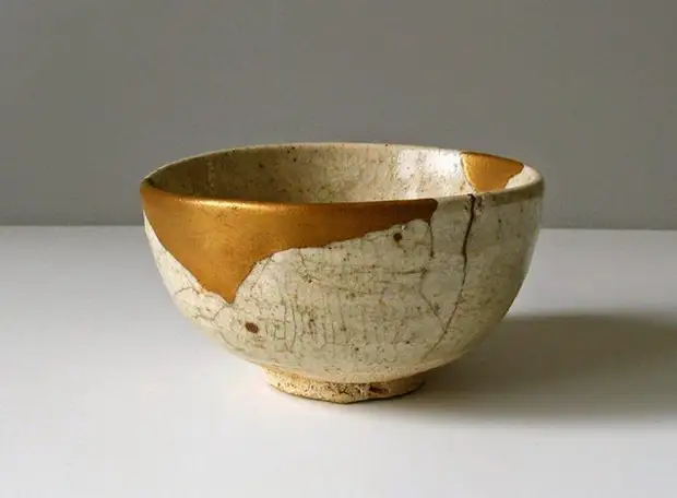 Kintsugi கலை, அல்லது எப்படி உங்கள் சொந்த அபூரணத்தை எடுக்க வேண்டும்