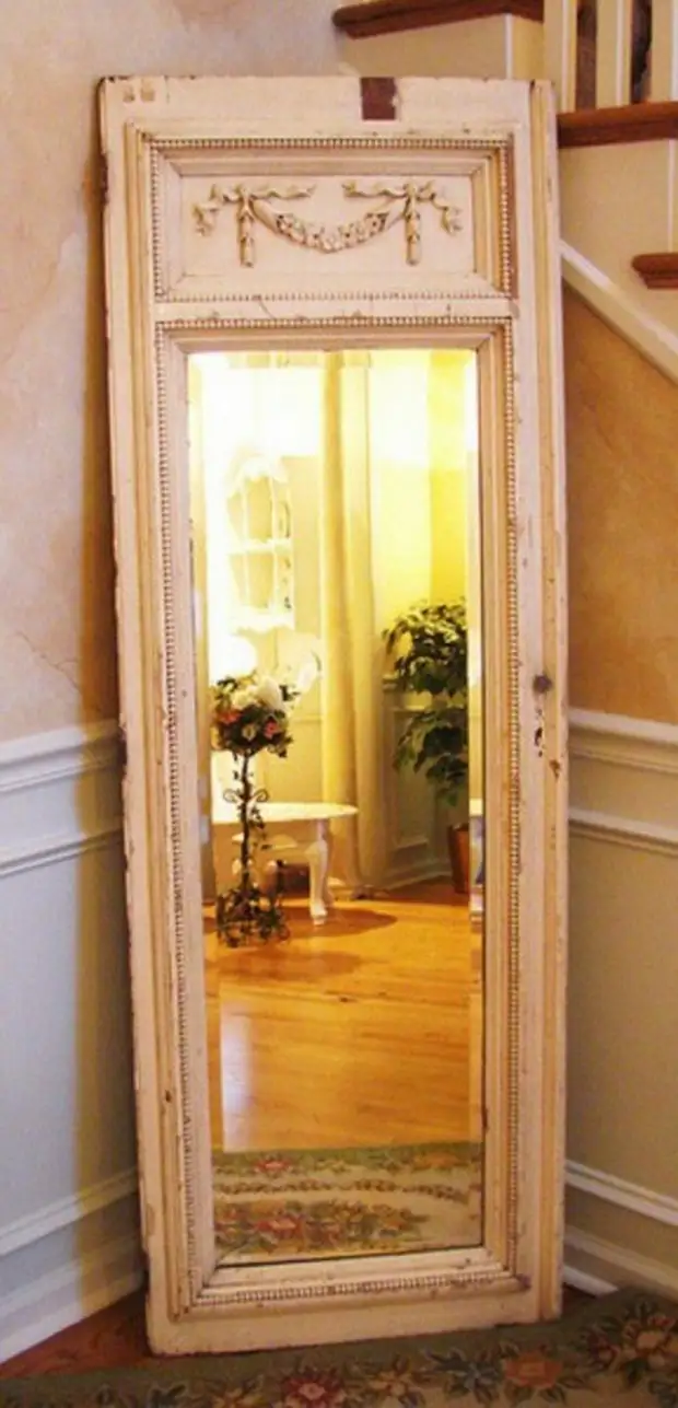 Pakaba, lentyna, veidrodis, stalas: senosios durys kaip įkvėpimo šaltinis