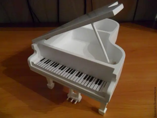 Fabricação de um caixão de piano