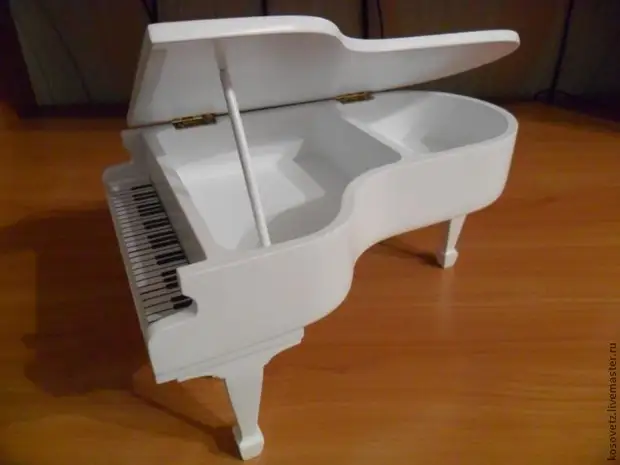 Fabricação de um caixão de piano