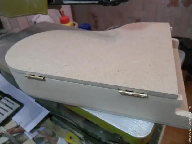 Paggawa ng isang Piano Casket.