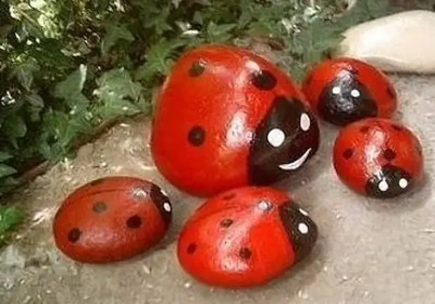 Ladybugs los ntawm pob zeb