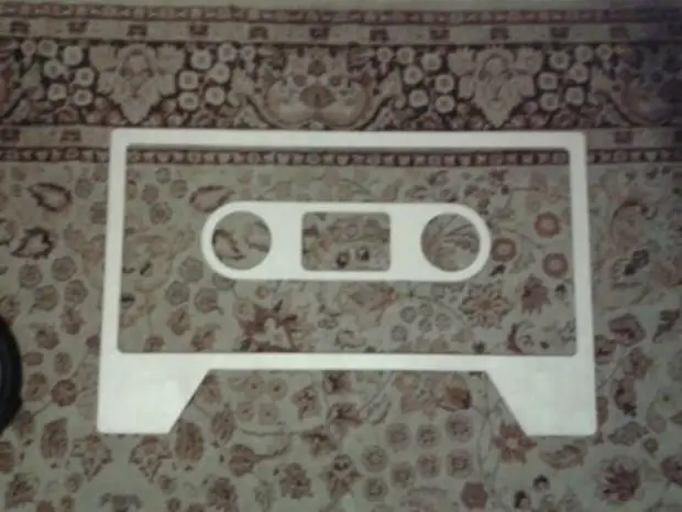 Tavolinë kafeje në formë të kasetave audio (21 foto)
