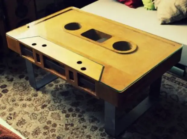Meja kopi buatan sendiri dalam bentuk kaset audio (21 foto)