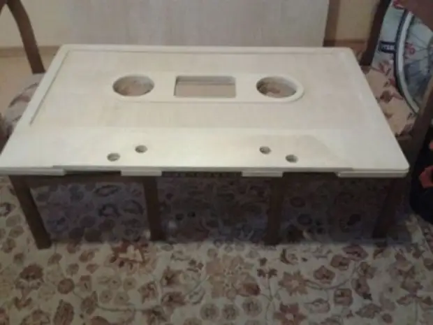 オーディオカセットの形で自家製のコーヒーテーブル（21枚）