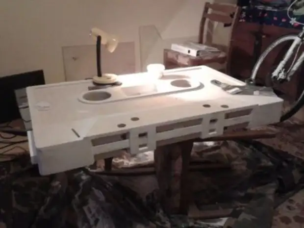 Meja kopi buatan sendiri dalam bentuk kaset audio (21 foto)