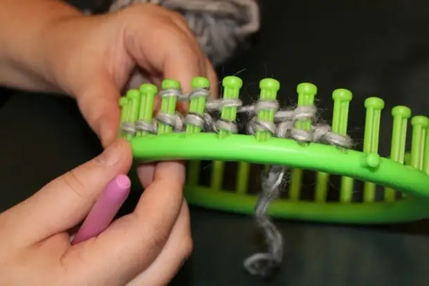Leer om te breien op weefgetouw breien. Les eerst: gezichtslussen