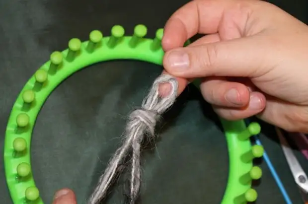 Leer om te breien op weefgetouw breien. Les eerst: gezichtslussen