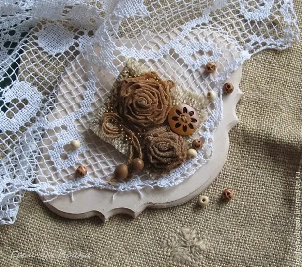 Ƙirƙiri ɗan brooch a cikin dabarar taron