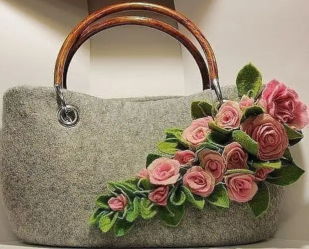 Decoración de la bolsa con rosas de fieltro.