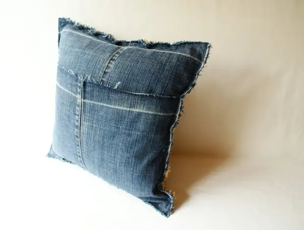 Idea bantal hiasan yang diperbuat daripada seluar jeans lama