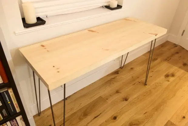 Einfacher Schreibtisch mit eigenen Händen